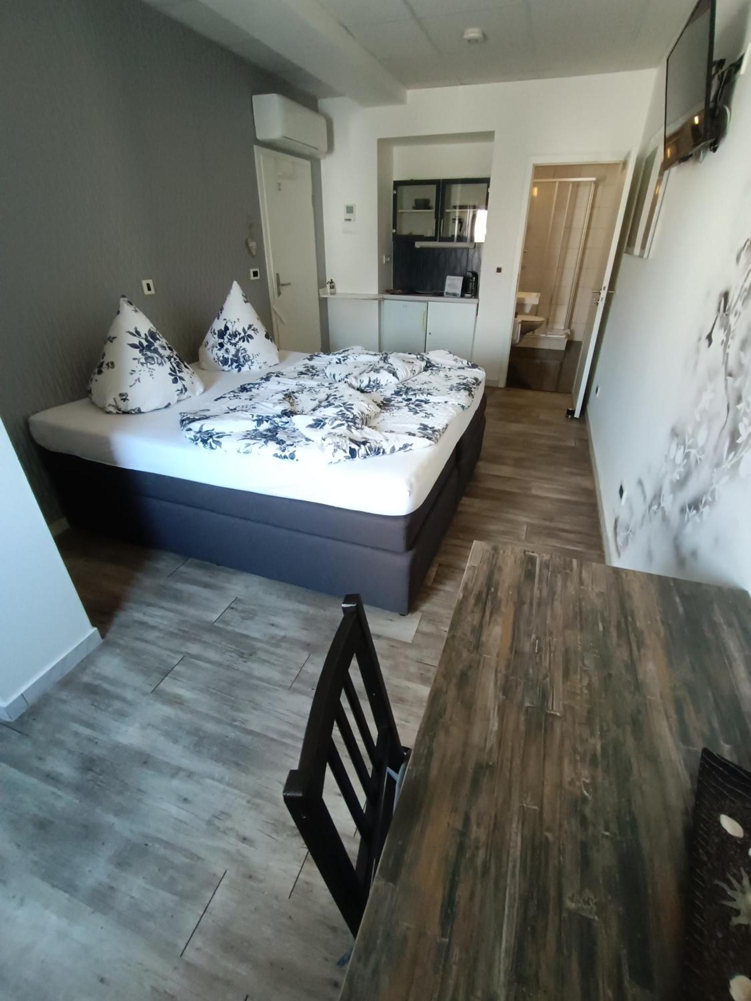 Хостел Boardinghouse Sinsheim Zentral Am Burgplatz Екстер'єр фото