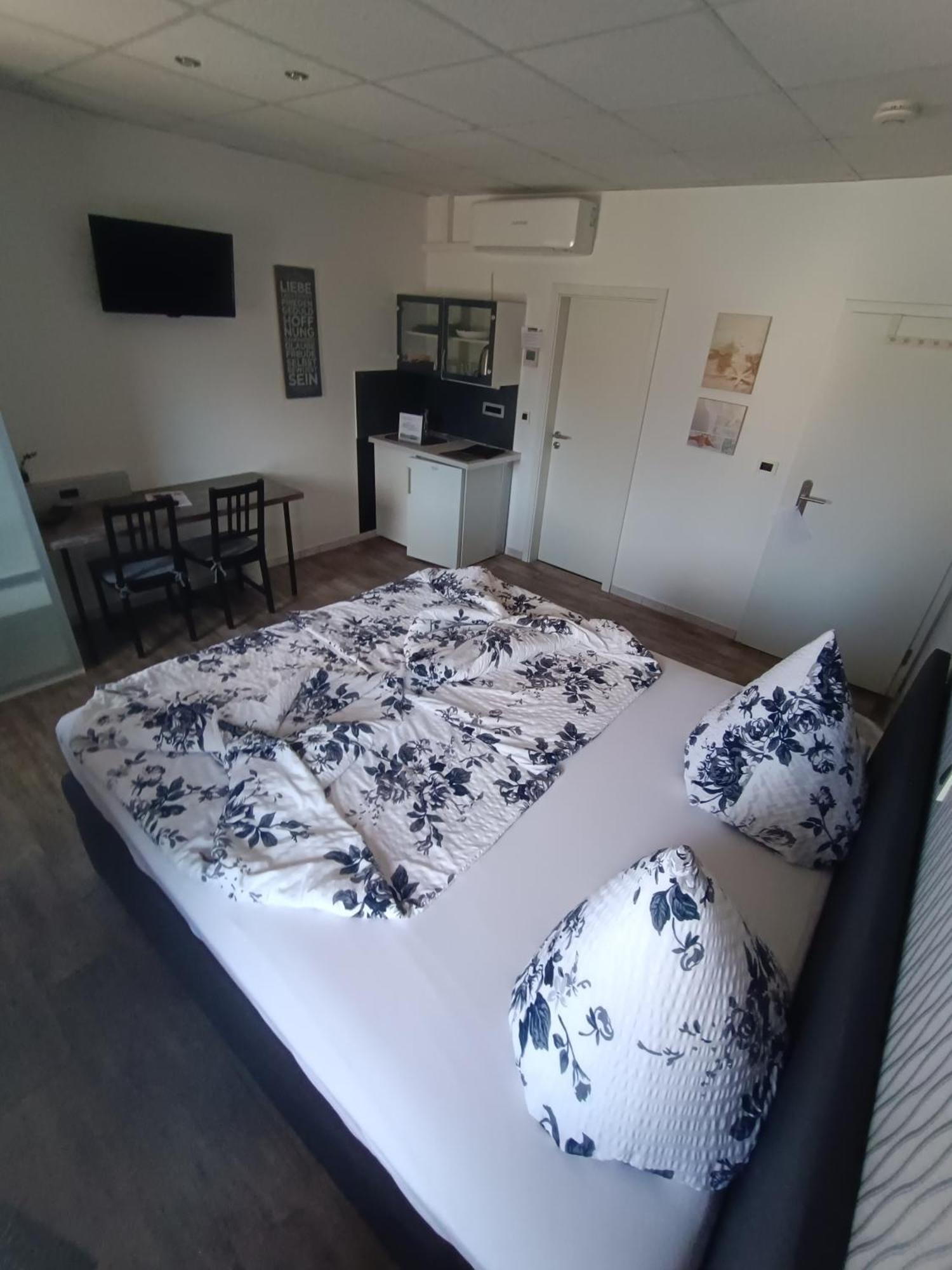 Хостел Boardinghouse Sinsheim Zentral Am Burgplatz Екстер'єр фото
