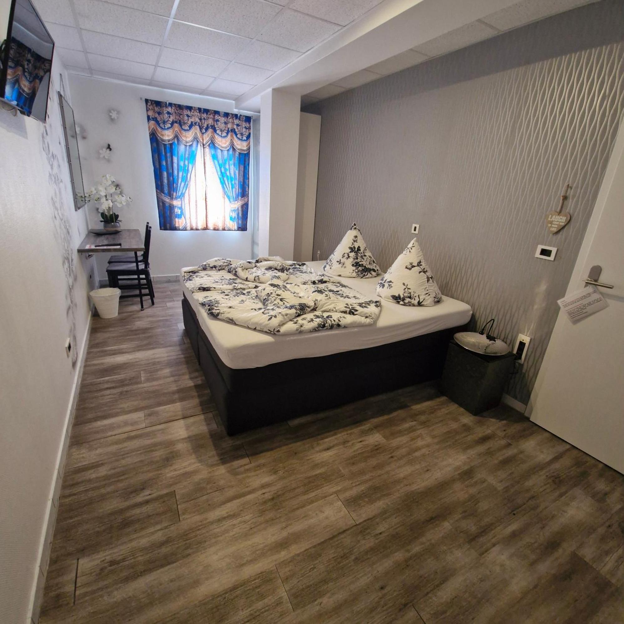 Хостел Boardinghouse Sinsheim Zentral Am Burgplatz Екстер'єр фото